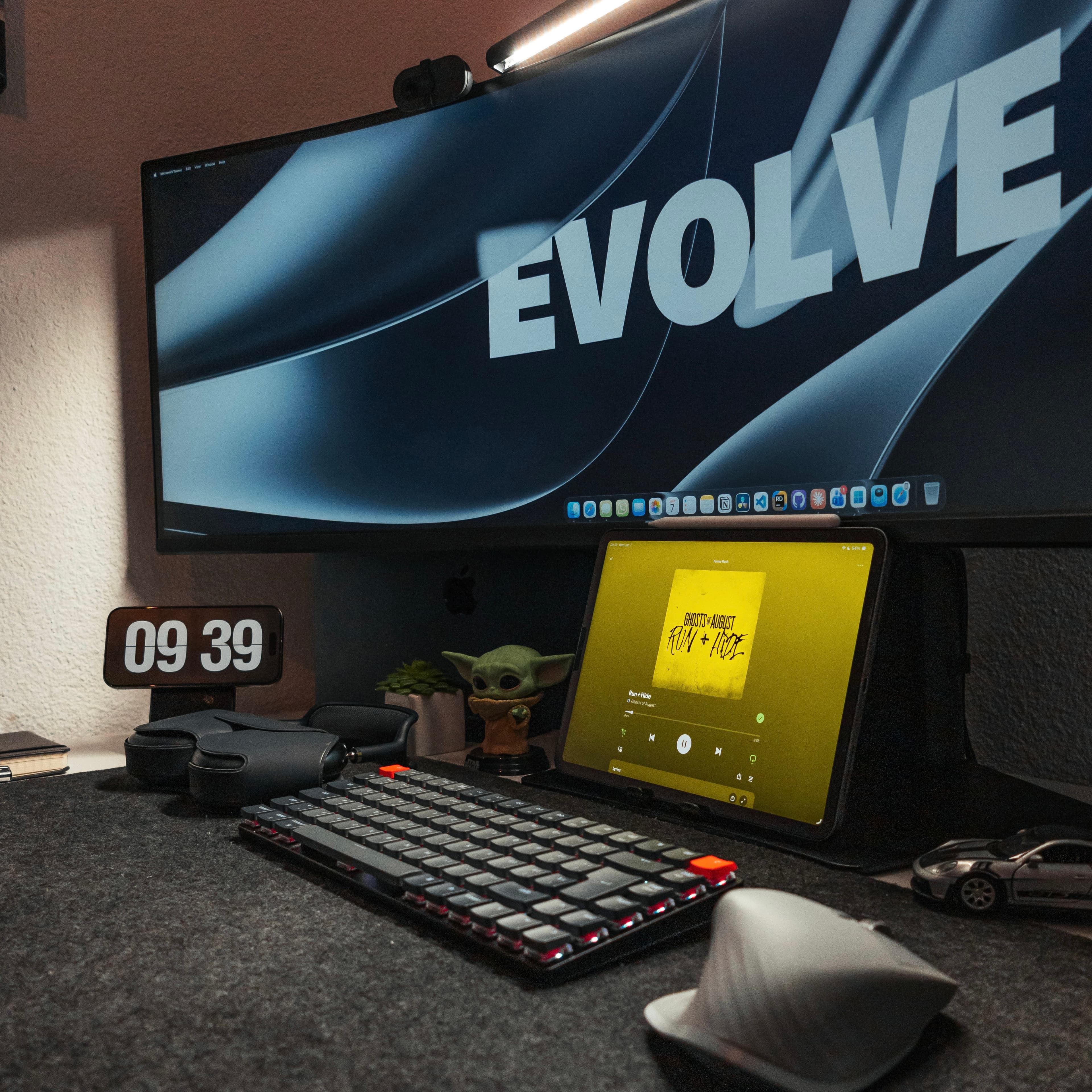 Organisiertes Home Office mit minimalistischem Design