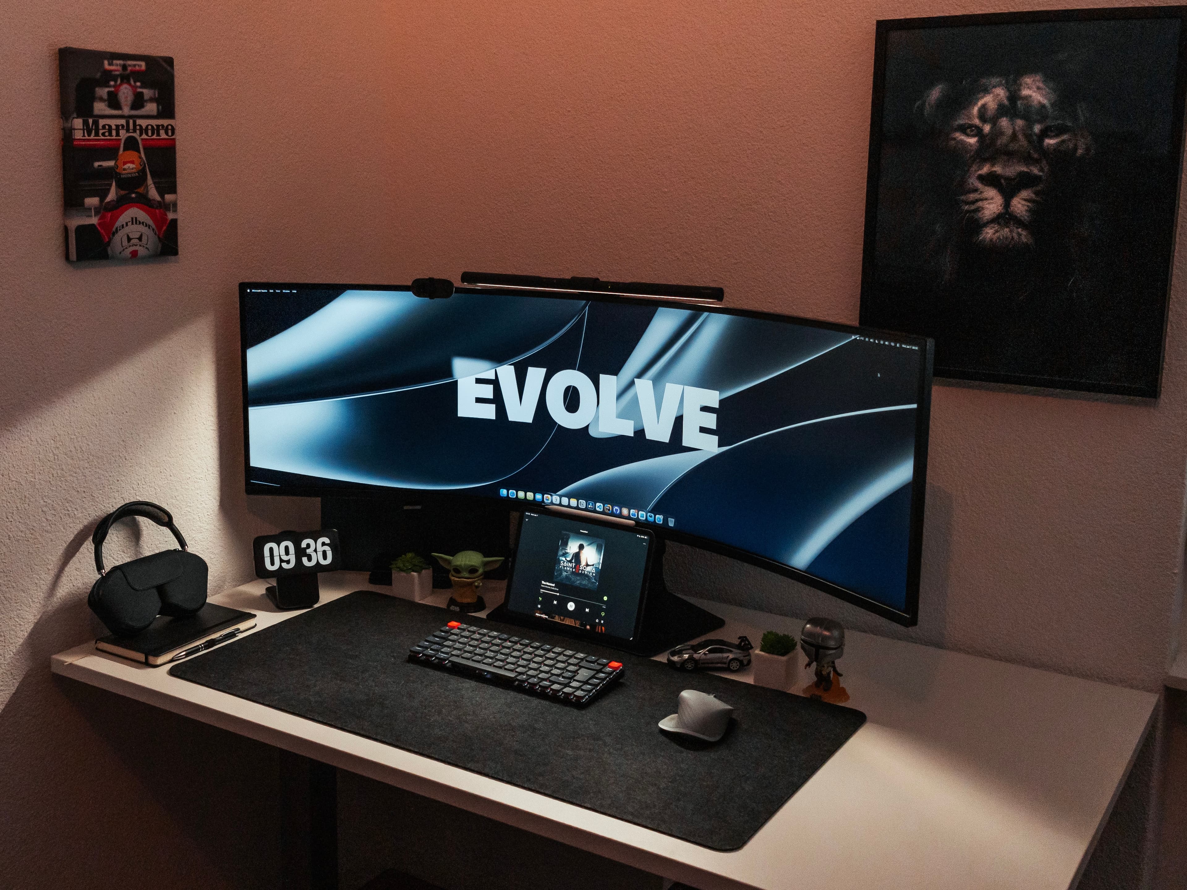 Modernes Home Office mit natürlichem Licht